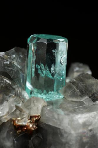 Beryl (variety emerald), Calcite, Pyrite<br />Muzo (distrito minero), Cinturón Esmeraldífero Occidental, Departamento Boyacá, Colombia<br />56x31x24mm, xl=12mm<br /> (Author: Fiebre Verde)