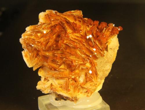 Vanadinite on Barite<br />Mibladen (distrito minero Mibladen), Midelt, Provincia Midelt, Región Drâa-Tafilalet, Marruecos<br />54mm x 50mm x 28mm<br /> (Author: franjungle)