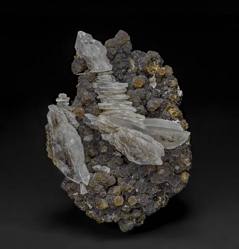 Quartz, Andradite<br />Bor Pit, Dalnegorsk B deposit, Dalnegorsk, Dalnegorsk Urban District, Primorsky Krai, Russia<br />6.8 x 4.7 cm<br /> (Author: am mizunaka)