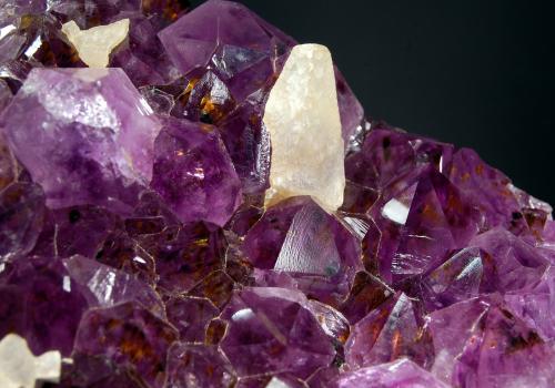 Quartz (variety amethyst)<br />Ametista do Sul, Alto Uruguai region, Rio Grande do Sul, Brazil<br />10.5 x 11.3 cm, FOV ~ 5.0 x 6.0 cm<br /> (Author: crosstimber)