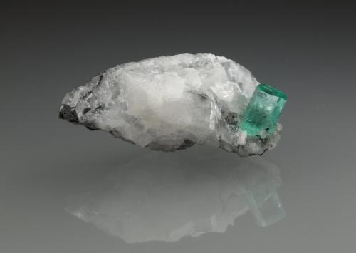 Beryl (variety emerald), Calcite<br />Coscuez (distrito minero), Municipio San Pablo de Borbur, Cinturón Esmeraldífero Occidental, Departamento Boyacá, Colombia<br />42x20x18mm, xl=9mm<br /> (Author: Fiebre Verde)