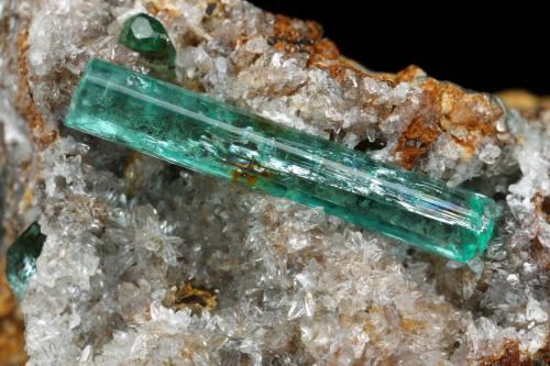 Beryl (variety emerald), Calcite<br />Chivor mining district, Municipio Chivor, Eastern Emerald Belt, Boyacá Department, Colombia<br />34x35x34mm, main xl=18mm<br /> (Author: Fiebre Verde)