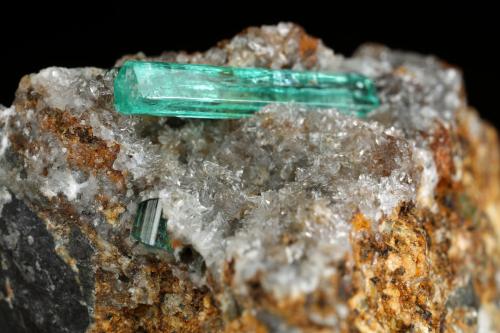 Beryl (variety emerald), Calcite<br />Chivor mining district, Municipio Chivor, Eastern Emerald Belt, Boyacá Department, Colombia<br />34x35x34mm, main xl=18mm<br /> (Author: Fiebre Verde)