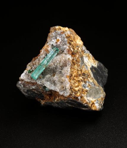 Beryl (variety emerald), Calcite<br />Chivor mining district, Municipio Chivor, Eastern Emerald Belt, Boyacá Department, Colombia<br />34x35x34mm, main xl=18mm<br /> (Author: Fiebre Verde)