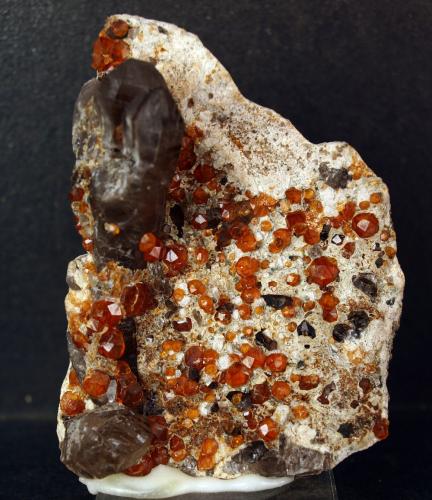 Spessartina (Espesartina)<br />Tongbei, Yunxiao, Prefectura Zhangzhou, Provincia Fujian, China<br />7 x 5.5 cm<br /> (Autor: Pedro Antonio)