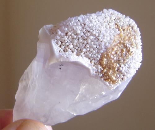 Cuarzo y Ópalo (variedad hyalita)<br />Iraí, Región Alto Uruguai, Rio Grande do Sul, Brasil<br />5 x 3 x 3 cm<br /> (Autor: Anisio Claudio)