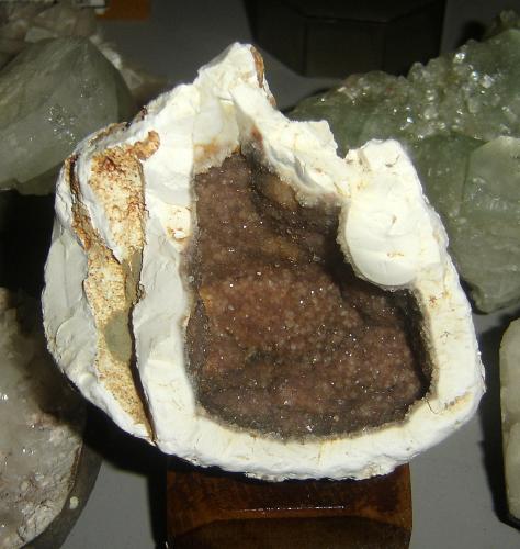 Cuarzo (variedad hematoideo) y Cuarzo (variedad agata)<br />Parada Cristal, Caxias do Sul, Nordeste Rio-grandense, Rio Grande do Sul, Brasil<br />8 x 8 x 8,3 cm<br /> (Autor: Anisio Claudio)
