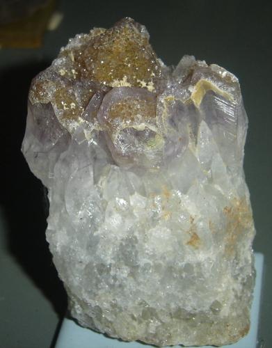 Cuarzo (variedad amatista)<br />Parada Cristal, Caxias do Sul, Nordeste Rio-grandense, Rio Grande do Sul, Brasil<br />6 x 4 x 3 cm<br /> (Autor: Anisio Claudio)