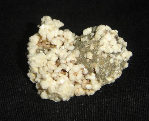 Pseudoleucita con Moscovita y Oligoclasa<br />Do Guaxinim Mine, São João do Manteninha, Vale do Rio Doce, Minas Gerais, Brazil<br />4,5 x 3,3 x 3,1 cm<br /> (Autor: Anisio Claudio)