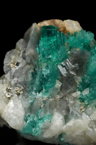 Beryl (variety emerald), Calcite, Pyrite<br />Chivor (distrito minero), Municipio Chivor, Cinturón Esmeraldífero Oriental, Departamento Boyacá, Colombia<br />37x30x32mm, largest xl=10mm<br /> (Author: Fiebre Verde)