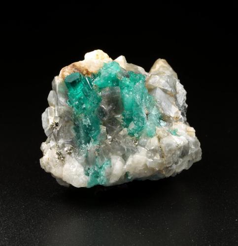 Beryl (variety emerald), Calcite, Pyrite<br />Chivor (distrito minero), Municipio Chivor, Cinturón Esmeraldífero Oriental, Departamento Boyacá, Colombia<br />37x30x32mm, largest xl=10mm<br /> (Author: Fiebre Verde)