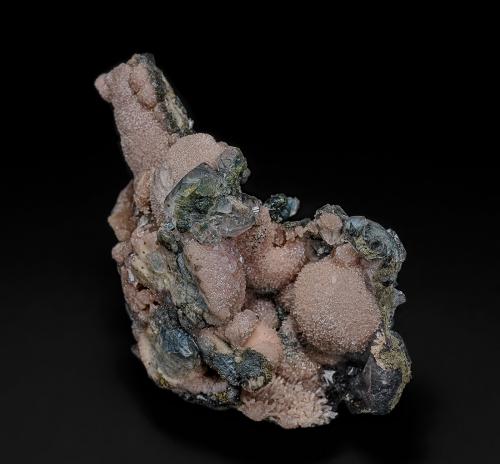 Rhodochrosite, Quartz, Pyrosmalite<br />Santa Eulalia District, Municipio Aquiles Serdán, Chihuahua, Mexico<br />8.4 x 5.7 cm<br /> (Author: am mizunaka)