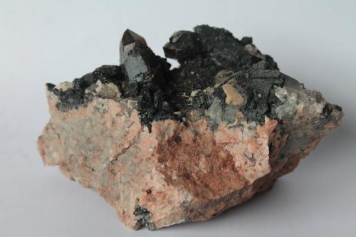 Cuarzo (variedad ahumado) y Chamosita<br />Cantera Cillarga, Linar da Raina, Ponteareas, Comarca El Condado, Pontevedra, Galicia / Galiza, España<br />9 x 8 cm.<br /> (Autor: Rafael varela olveira)