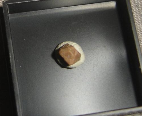 Hidrokenomicrolita<br />Volta Grande pegmatite, Nazareno, São João del Rei, Campo das Vertentes, Minas Gerais, Brazil<br />5 x 5 x 5 mm<br /> (Autor: Anisio Claudio)
