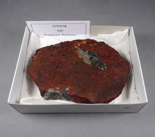 Zincita con Franklinita y Willemita<br />Franklin, Franklin Mining District, Sussex County, New Jersey, USA<br />11,5 x 8 x 2,3 cm.<br /> (Autor: J. G. Alcolea)