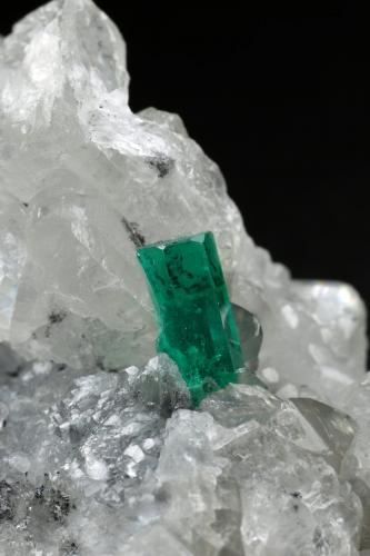 Beryl (variety emerald), Calcite, Dolomite, Quartz<br />La Pita mining district, Cunas Mine, Municipio Maripí, Western Emerald Belt, Boyacá Department, Colombia<br />42x24x23mm, xls=8mm<br /> (Author: Fiebre Verde)