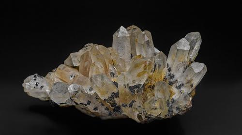 Quartz, Hematite<br />Sennin mine (Wagasennin mine), Waga, Kitakami City, Iwate Prefecture, Tohoku Region, Honshu Island, Japan<br />8.1 x 4.4 cm<br /> (Author: am mizunaka)
