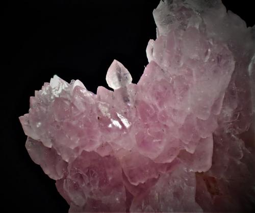 Quartz (variety rose quartz)<br />Pitorra claim, Alto da Pitorra, Laranjeiras, Galiléia, Vale do Rio Doce, Minas Gerais, Brazil<br />110  mm x 70 mm x 65 mm<br /> (Author: Don Lum)