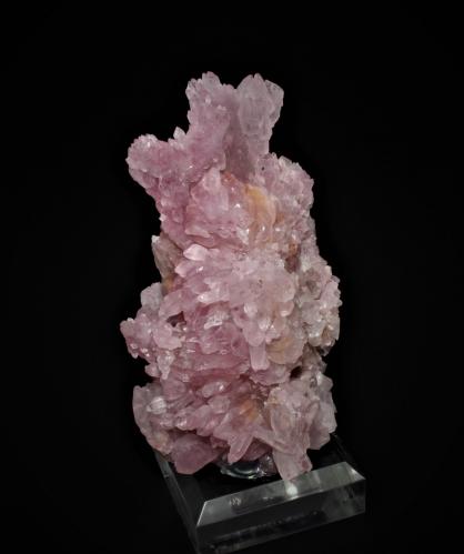 Quartz (variety rose quartz)<br />Pitorra claim, Alto da Pitorra, Laranjeiras, Galiléia, Vale do Rio Doce, Minas Gerais, Brazil<br />110  mm x 70 mm x 65 mm<br /> (Author: Don Lum)