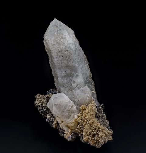Quartz, Calcite<br />Los Remedios Mine, Taxco de Alarcón, Municipio Taxco, Guerrero, Mexico<br />10.3 x 9.0 cm<br /> (Author: am mizunaka)