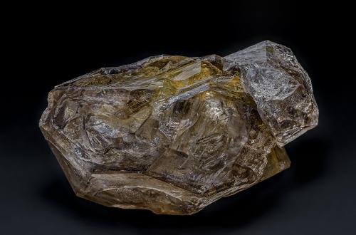 Quartz (variety smoky quartz)<br />Cap-Chat, La Haute-Gaspésie RCM, Gaspésie-Îles-de-la-Madeleine, Québec, Canada<br />8.6 x 5.2 cm<br /> (Author: am mizunaka)