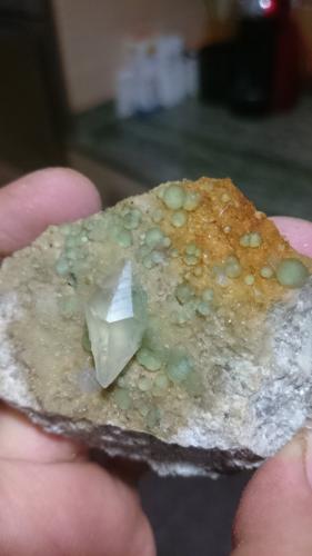 Fluorita, Calcita<br />Pedrera Berta, Turó de Can Domènech, Serra de Roques Blanques, Sant Cugat del Vallès-El Papiol, Comarca Vallès Occidental / Baix Llobregat, Barcelona, Cataluña / Catalunya, España<br />7,5cm x 6cm<br /> (Autor: Alex y Diana)