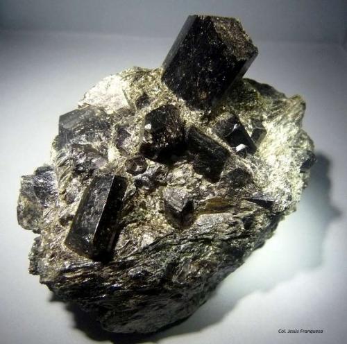 Dravita y Mica.<br />Araçuaí, Vale do Jequitinhonha, Minas Gerais, Brasil<br />95x70 cristal mayor 25x25 mm.<br /> (Autor: Jesus Franquesa Baucells)