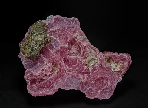 Rhodochrosite, Pyrite<br />Mina Oppu, Nishimeya-mura, Distrito Nakatsugaru, Prefectura Aomori, Región Tohoku, Isla Honshu, Japón<br />5.1 x 4.0 cm<br /> (Author: am mizunaka)