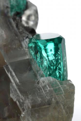 Beryl (variety emerald), Calcite<br />La Pita mining district, Cunas Mine, Municipio Maripí, Western Emerald Belt, Boyacá Department, Colombia<br />33x26x18mm (calcite xl), xls=8.5 & 4mm<br /> (Author: Fiebre Verde)