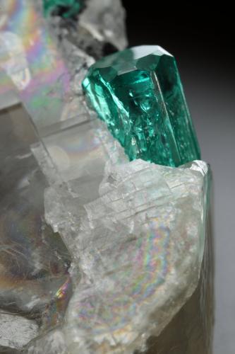 Beryl (variety emerald), Calcite<br />La Pita mining district, Cunas Mine, Municipio Maripí, Western Emerald Belt, Boyacá Department, Colombia<br />33x26x18mm (calcite xl), xls=8.5 & 4mm<br /> (Author: Fiebre Verde)