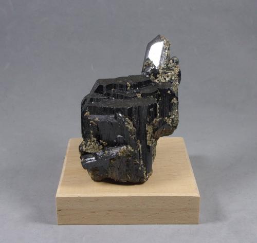 Ferberita con Siderita<br />Minas da Panasqueira, Aldeia de São Francisco de Assis, Covilhã, Castelo Branco, Cova da Beira, Centro, Portugal<br />7,5 x 4,3 x 3,2 cm.<br /> (Autor: J. G. Alcolea)