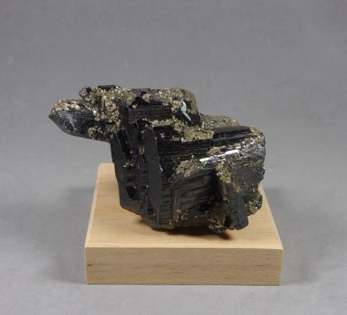 Ferberita con Siderita<br />Minas da Panasqueira, Aldeia de São Francisco de Assis, Covilhã, Castelo Branco, Cova da Beira, Centro, Portugal<br />7,5 x 4,3 x 3,2 cm.<br /> (Autor: J. G. Alcolea)