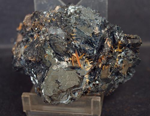 Rutilo con Hematites<br />Novo Horizonte, Bahia, Región Nordeste, Brasil<br />7 x 5.5 cm<br /> (Autor: Pedro Antonio)