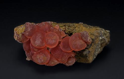 Rhodochrosite<br />Dshairem Mine, Kara-Oba, Betpak-Dala (Bet-Pak-Dala) Desert, Karaganda Region, Kazakhstan<br />4.9 x 2.2 cm<br /> (Author: am mizunaka)