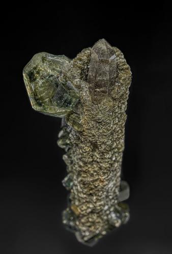 Fluorapatite, Siderite, Quartz<br />Minas da Panasqueira, Aldeia de São Francisco de Assis, Covilhã, Castelo Branco, Cova da Beira, Centro, Portugal<br />7.3 x 2.8 cm<br /> (Author: am mizunaka)