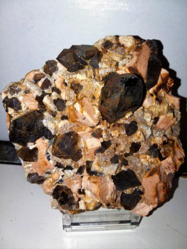 Cuarzo (variedad ahumado), Microclina, Albita<br />Cantera Soliva (Cantera trabajos del AVE), Can Sala, Riudarenes, Comarca La Selva, Gerona / Girona, Cataluña / Catalunya, España<br />9x9 cm.<br /> (Autor: Adri Rodríguez)