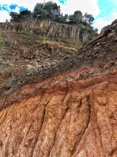 Granito y basalto<br />Can Súria Quarry (Guixeres Quarry), Maçanet de la Selva, Comarca La Selva, Gerona / Girona, Catalonia / Catalunya, Spain<br /><br /> (Autor: Emilio Téllez)