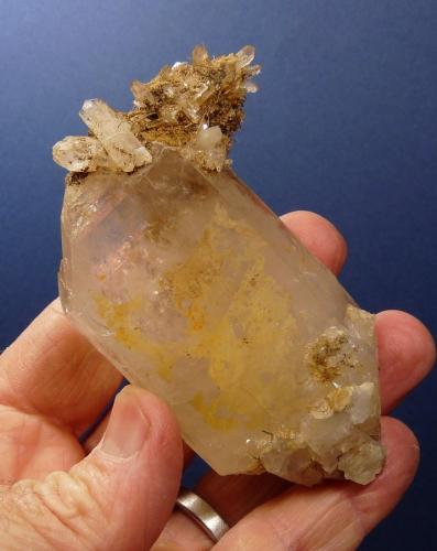 Quartz<br />Ceres, Warmbokkeveld Valley, Ceres, Valle Warmbokkeveld, Witzenberg, Cape Winelands, Provincia Occidental del Cabo, Sudáfrica<br />Fingers for size<br /> (Author: Pierre Joubert)