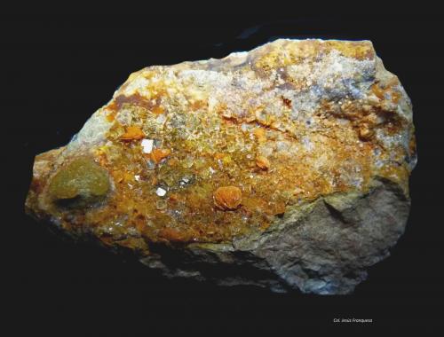 Fluorita y Barita.<br />Mina María Magdalena (Mina Santiago), calicata 'de l´Alzina', Lo Fangar (Els Solans), Ulldemolins, Comarca Priorat, Tarragona, Cataluña / Catalunya, España<br />76x47 mm.<br /> (Autor: Jesus Franquesa Baucells)