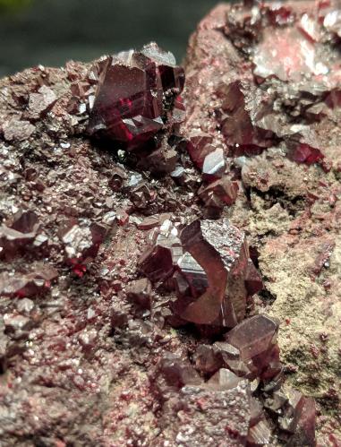 Cinabrio<br />Mina El Entredicho, Almadenejos, Comarca Valle de Alcudia, Ciudad Real, Castilla-La Mancha, España<br />Cristales hasta 1cm<br /> (Autor: Raul Vancouver)