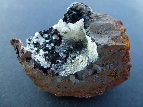 Goethita, Calcita<br />Dolores Mine, Coto Urallaga, Galdames, Comarca Las Encartaciones, Vizcaya / Bizkaia, Basque Country (Euskadi), Spain<br />4 x 4 cm.<br /> (Autor: javier ruiz martin)