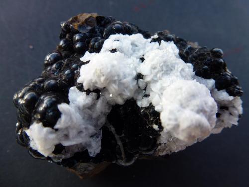 Goethita, Calcita y óxidos de manganeso<br />Dolores Mine, Coto Urallaga, Galdames, Comarca Las Encartaciones, Vizcaya / Bizkaia, Basque Country (Euskadi), Spain<br />5 x 4 cm.<br /> (Autor: javier ruiz martin)