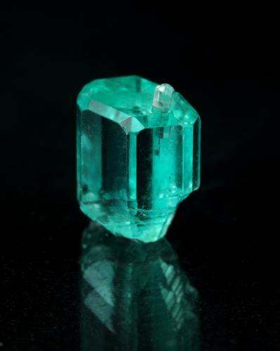 Beryl (variety emerald)<br />Muzo mining district, Western Emerald Belt, Boyacá Department, Colombia<br />xl=5.5x7x4.5mm<br /> (Author: Fiebre Verde)