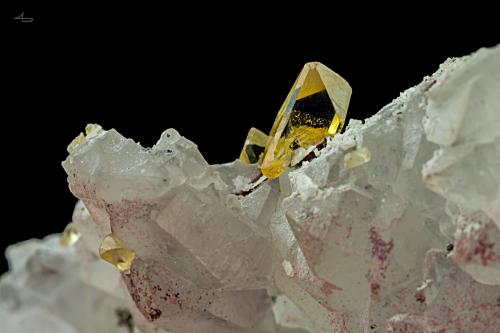 Baryte, Quartz<br />Pöhla-Tellerhäuser Mine, Pöhla, Schwarzenberg District, Erzgebirgskreis, Saxony/Sachsen, Germany<br />8,2 x 5,9 x 1,9 cm<br /> (Author: Niels Brouwer)