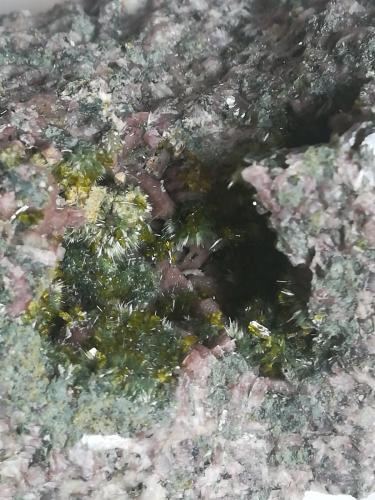 Clinozoisita, Pumpellita y Oligoclasa<br />Cantera Los Arenales, Monte La Rocha de Piquer, Torás, Comarca Alto Palancia, Castellón / Castelló, Comunidad Valenciana / Comunitat Valenciana, España<br />6x4cm aprox<br /> (Autor: ximocompany)