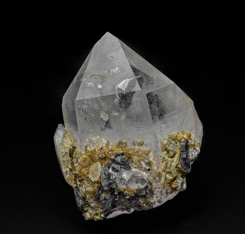 Quartz, Muscovite, Arsenopyrite<br />Minas da Panasqueira, Aldeia de São Francisco de Assis, Covilhã, Castelo Branco, Cova da Beira, Centro, Portugal<br />7.0 x 5.5 cm<br /> (Author: am mizunaka)