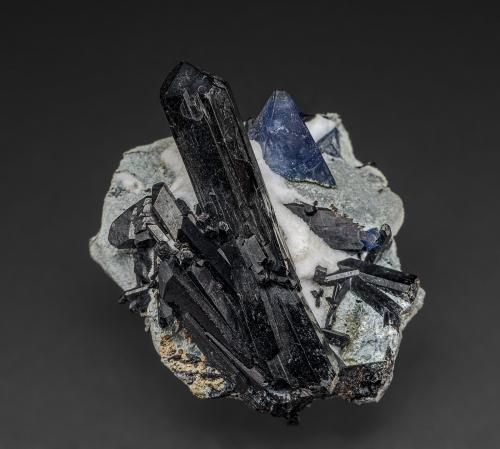 Neptunite, Benitoite<br />California State Gem Mine (Benitoite Gem Mine), San Benito River headwaters area, Santa Rita Peak, New Idria District, San Benito County, California, USA<br />3.6 x 3.0 cm<br /> (Author: am mizunaka)