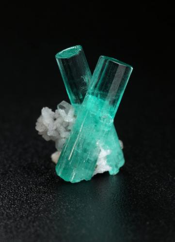 Beryl (variety emerald), Albite (variety cleavelandite), Pyrite<br />Chivor mining district, Municipio Chivor, Eastern Emerald Belt, Boyacá Department, Colombia<br />both crystals are 15mm long<br /> (Author: Fiebre Verde)