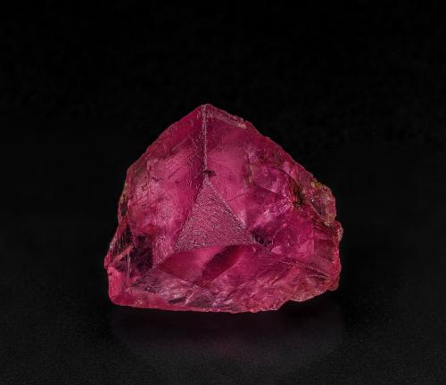 Rhodochrosite<br />Concesión Pederneira, São José da Safira, Governador Valadares, Vale do Rio Doce, Minas Gerais, Brasil<br />15 x14 mm<br /> (Author: am mizunaka)