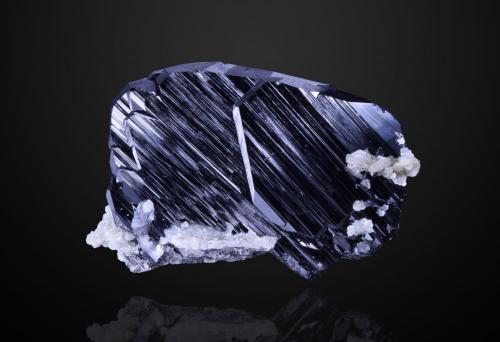 Ferberite<br />Yaogangxian Mine, Yizhang, Chenzhou Prefecture, Hunan Province, China<br />4.5 cm<br /> (Author: dontgogreen)